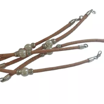 Korkowa bransoletka z białymi koralikami