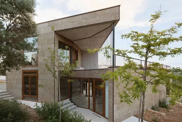 Dom z naturalnego korka w Barcelonie