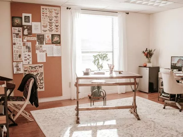 Jak wykorzystać korek samoprzylepny w domowym biurze?