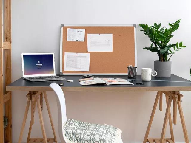 Tablice korkowe w domowym biurze – organizacja z klasą