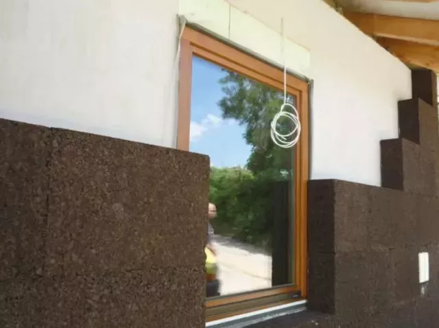 Korek izolacyjny w starym budownictwie – naturalny sposób na ciepło i ciszę